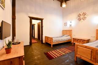 Отель Hotel Skrinya Павлоград Двухместный номер с 2 отдельными кроватями и собственной ванной комнатой-1
