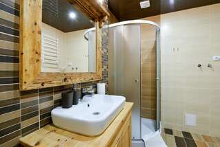 Отель Hotel Skrinya Павлоград Двухместный номер с 2 отдельными кроватями и собственной ванной комнатой-3