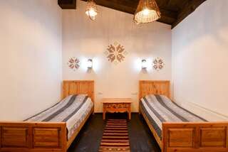 Отель Hotel Skrinya Павлоград Двухместный номер с 2 отдельными кроватями и собственной ванной комнатой-4